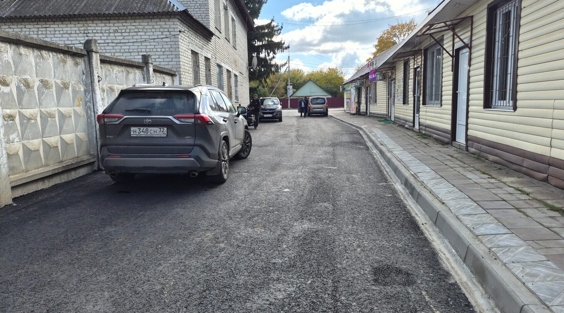 В поселке Комаричи завершили капремонт дороги по переулку первый Ленина